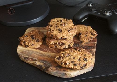Festa del papa`: biscotti morbidi con uvetta e nocciole in friggitrice ad aria per una merenda vegan piena di energia