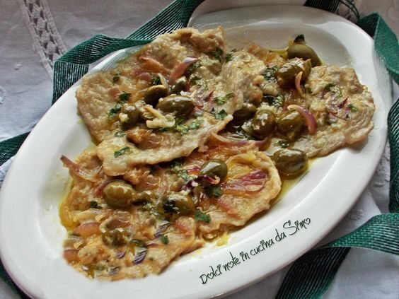 Fettine di vitello con cipolle e olive