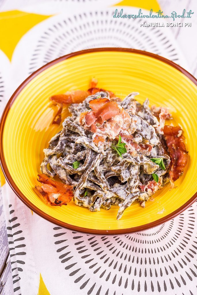 Fettuccine al cacao con speck e robiola