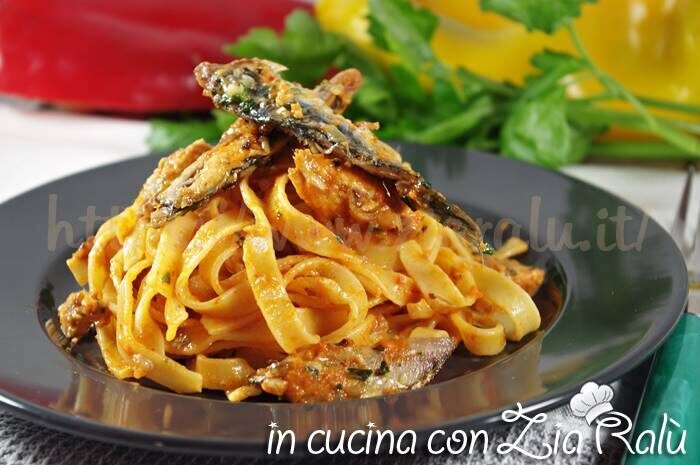 Fettuccine alla crema di peperoni e alici