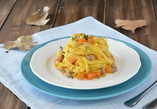 Fettuccine con funghi, salsiccia e zucca