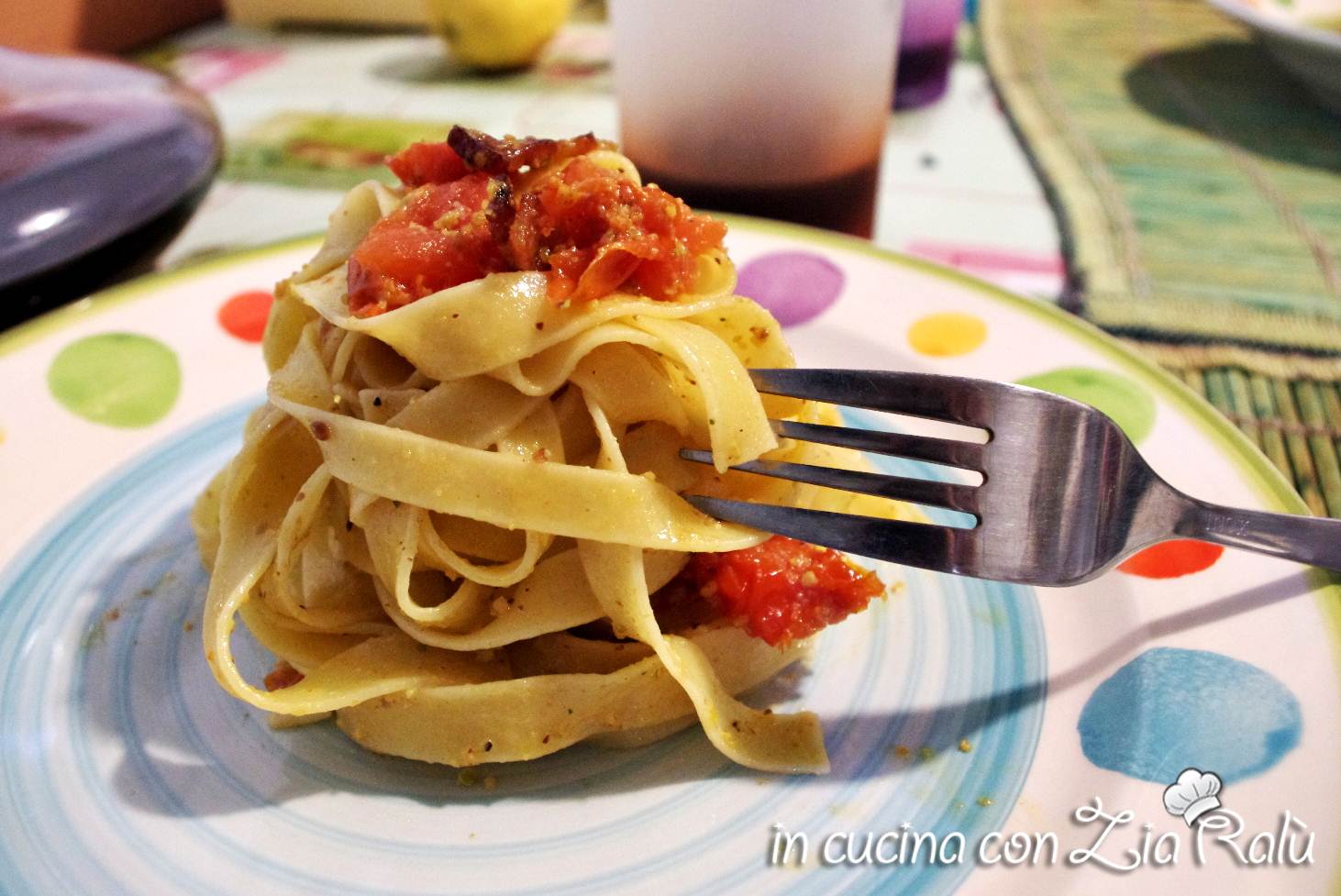 Fettuccine pesto di pistacchi, pomodorini e pancetta.