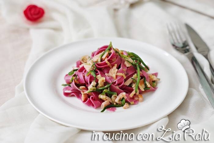 Fettuccine viola zucchine e salmone
