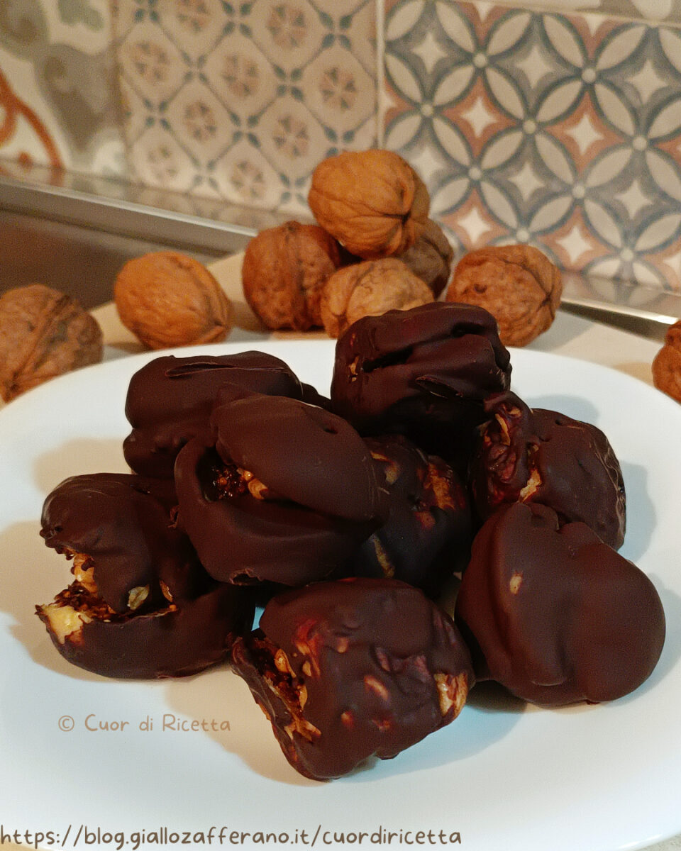 Fichi ripieni di noci e ricoperti di cioccolato