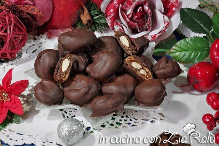 Fichi secchi mandorlati ricoperti di cioccolato