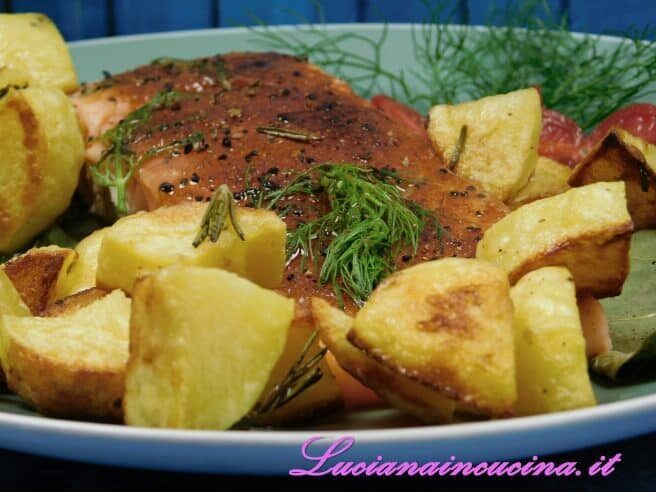 Filetto di salmone aromatizzato al berberè e aneto, cotto a bassa temperatura nelle foglie di fico