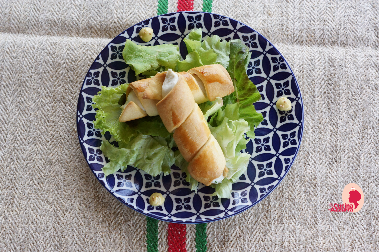 Finger food di brise’ alla menta con mousse di pollo