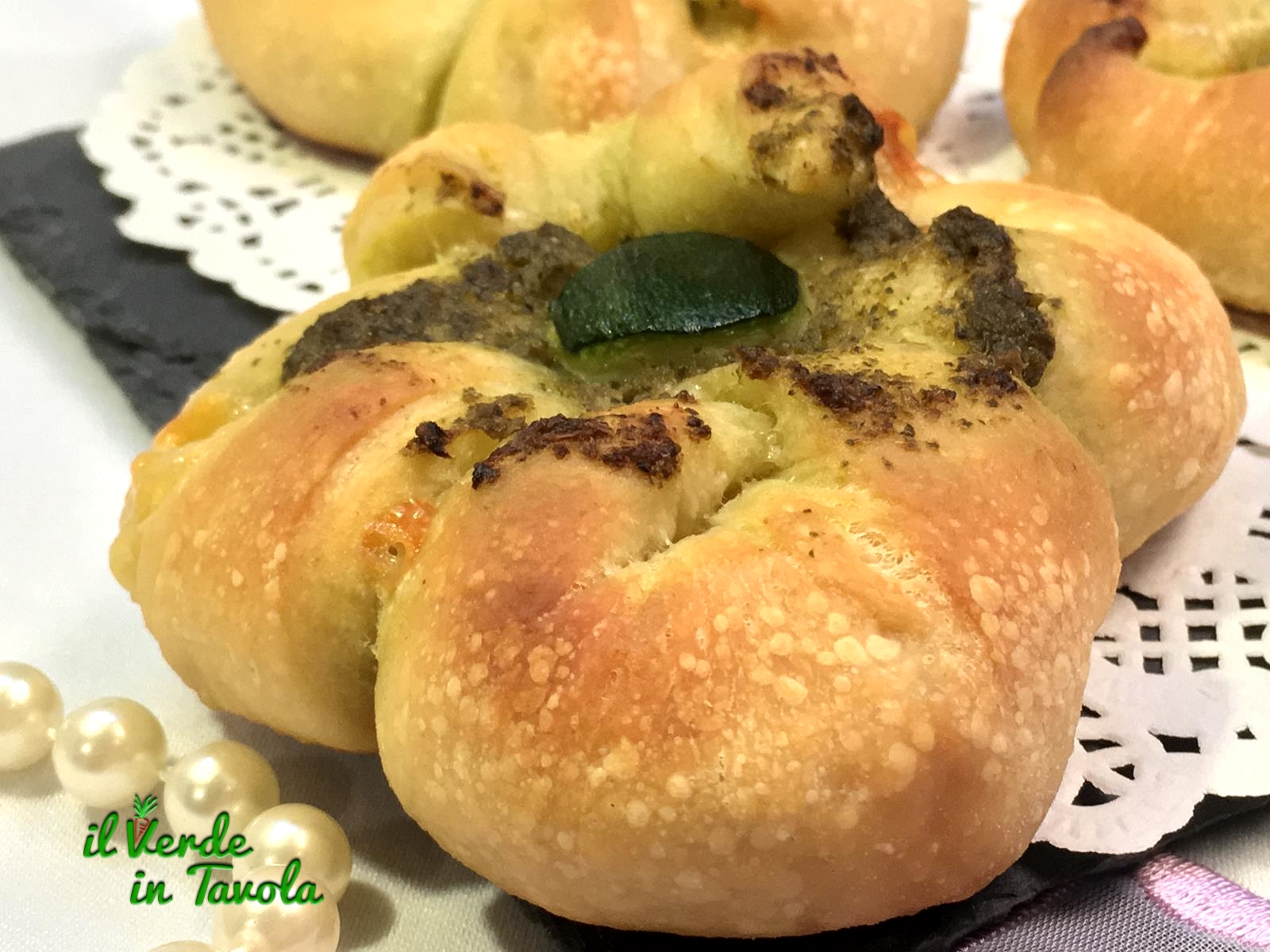 Fiori di pane al lm con emmental e pesto