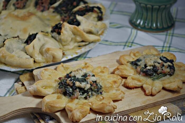 Fiori di pizza spinaci salsiccia e gorgonzola