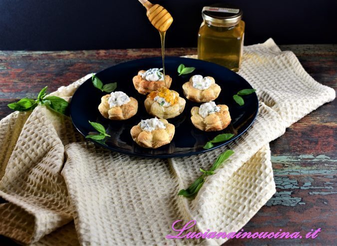 Fiori di ricotta al miele e basilico