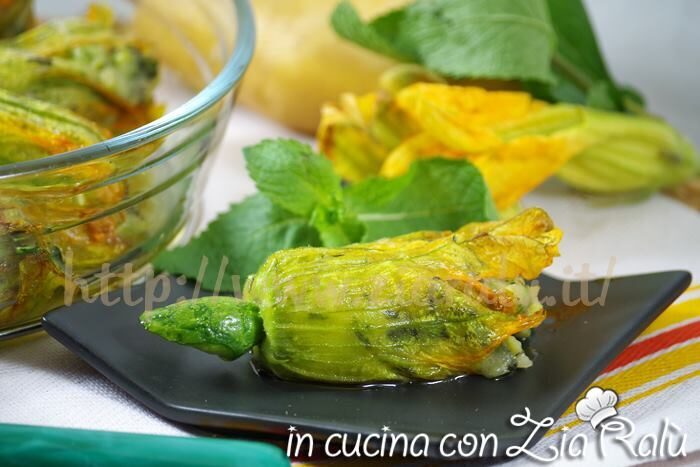 Fiori di zucca al forno ripieni di patate e menta