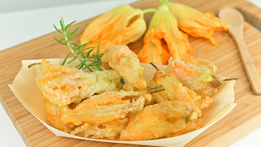 Fiori di zucca fritti in pastella senza lievito e senza uova