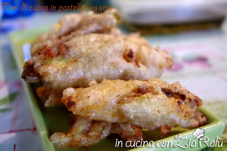 Fiori di zucca ripieni in pastella leggera