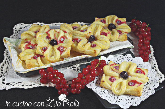 Fiori dolci sfogliati ricotta e ribes