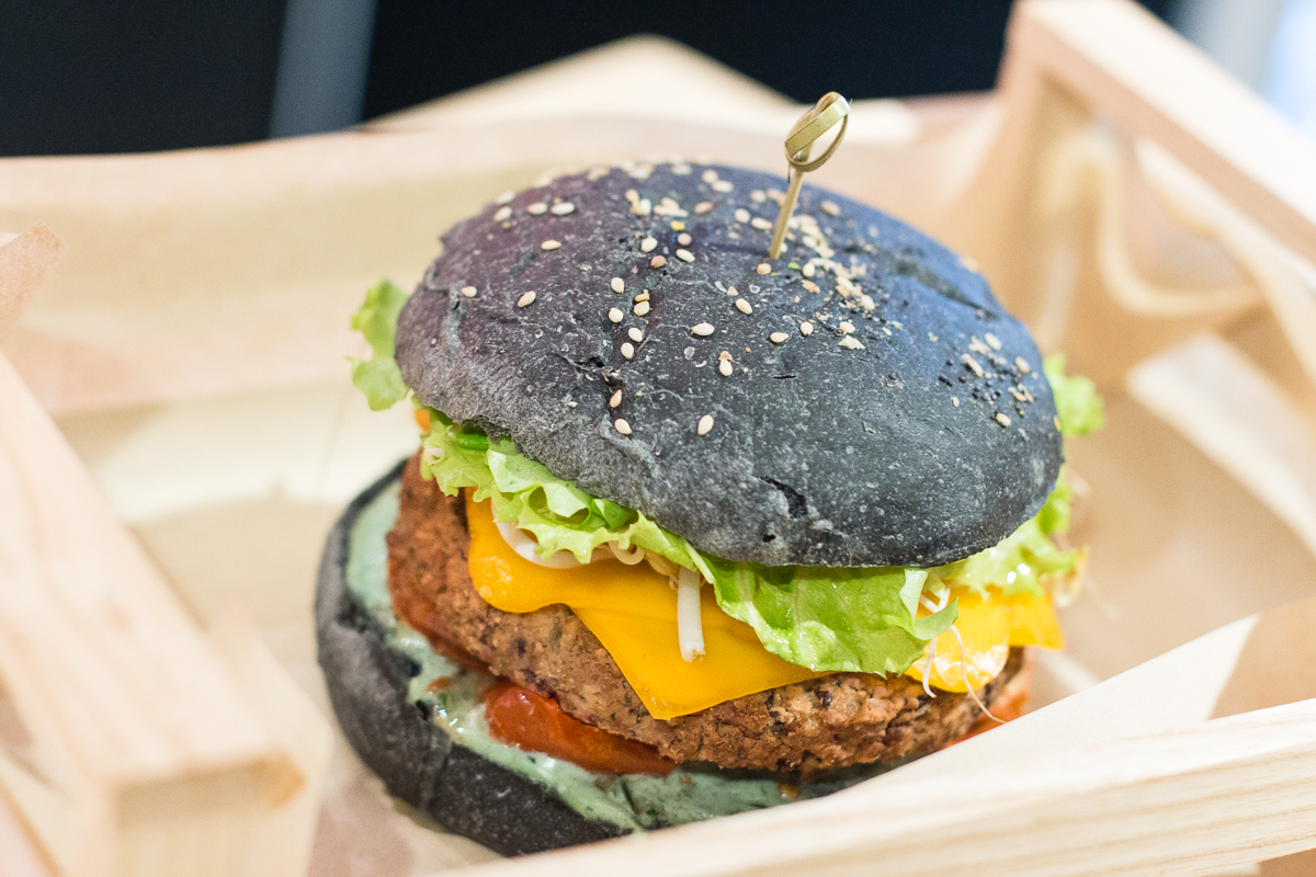 Flower Burger arriva a Torino: sapori, colore e relax