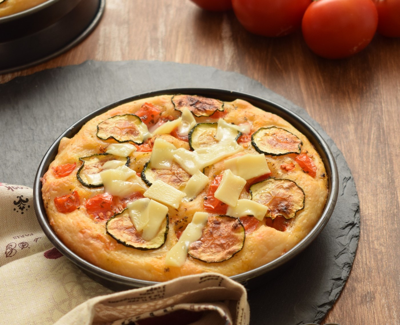 Focaccia al formaggio con zucchine pomodori e emmentaler