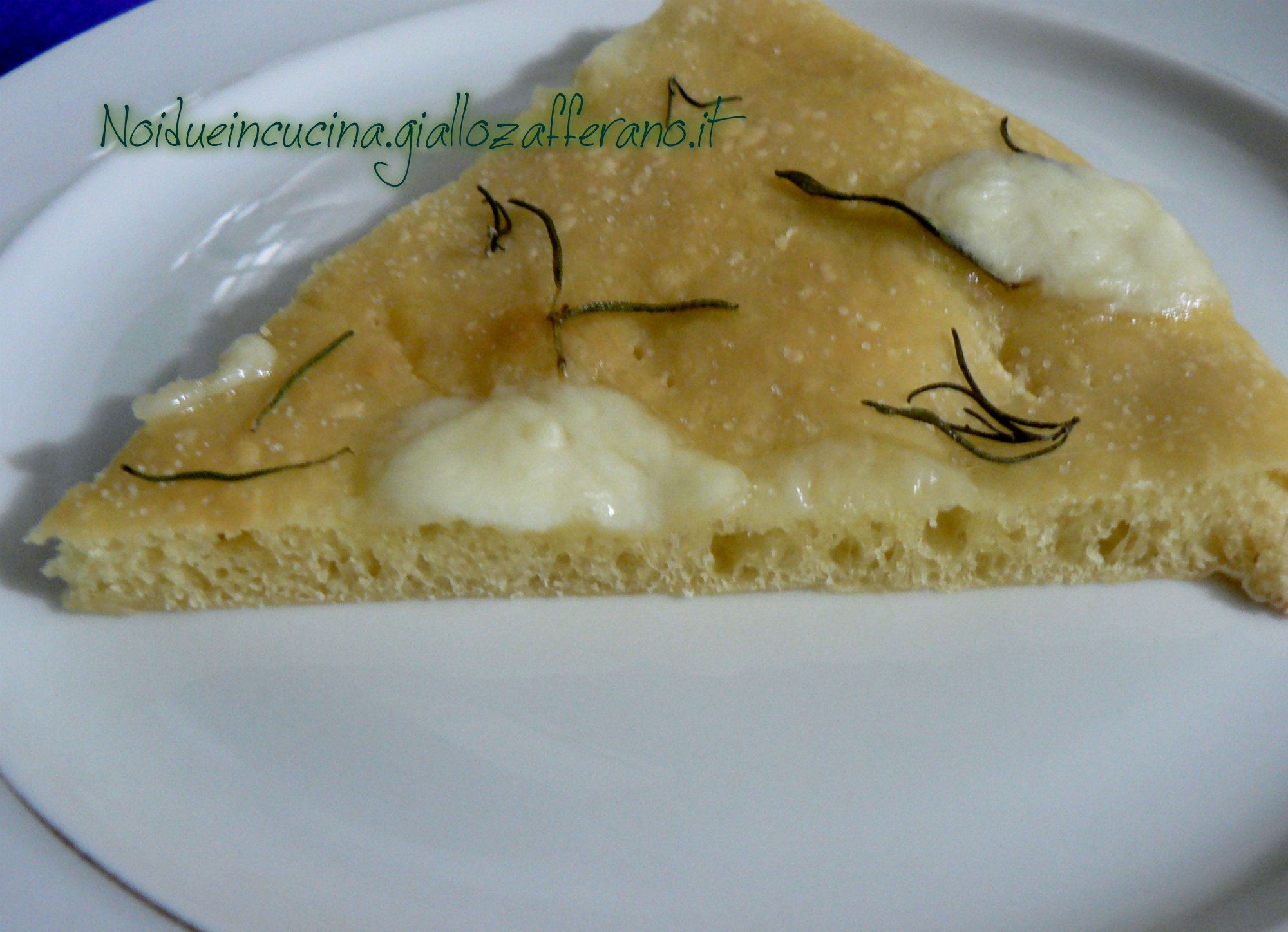Focaccia al rosmarino e mozzarella