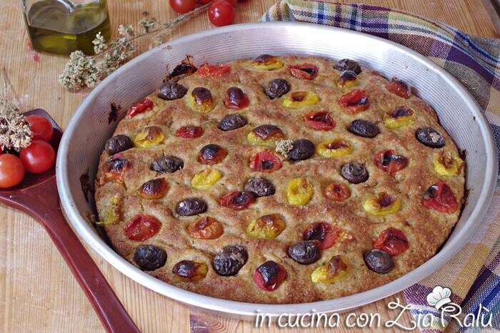 Focaccia barese integrale con patate nell’impasto