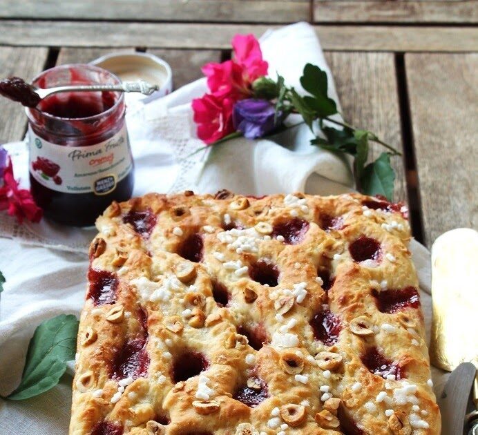 Focaccia con confettura di amarene e nocciole