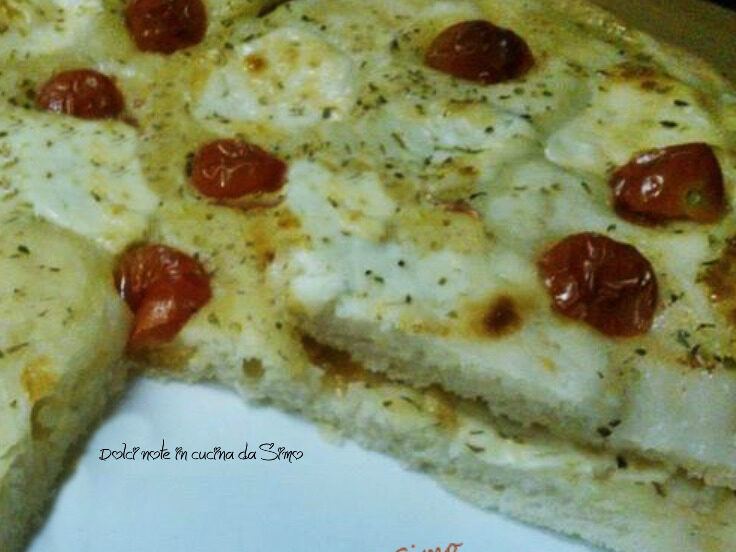 Focaccia con crescenza e pomodorini