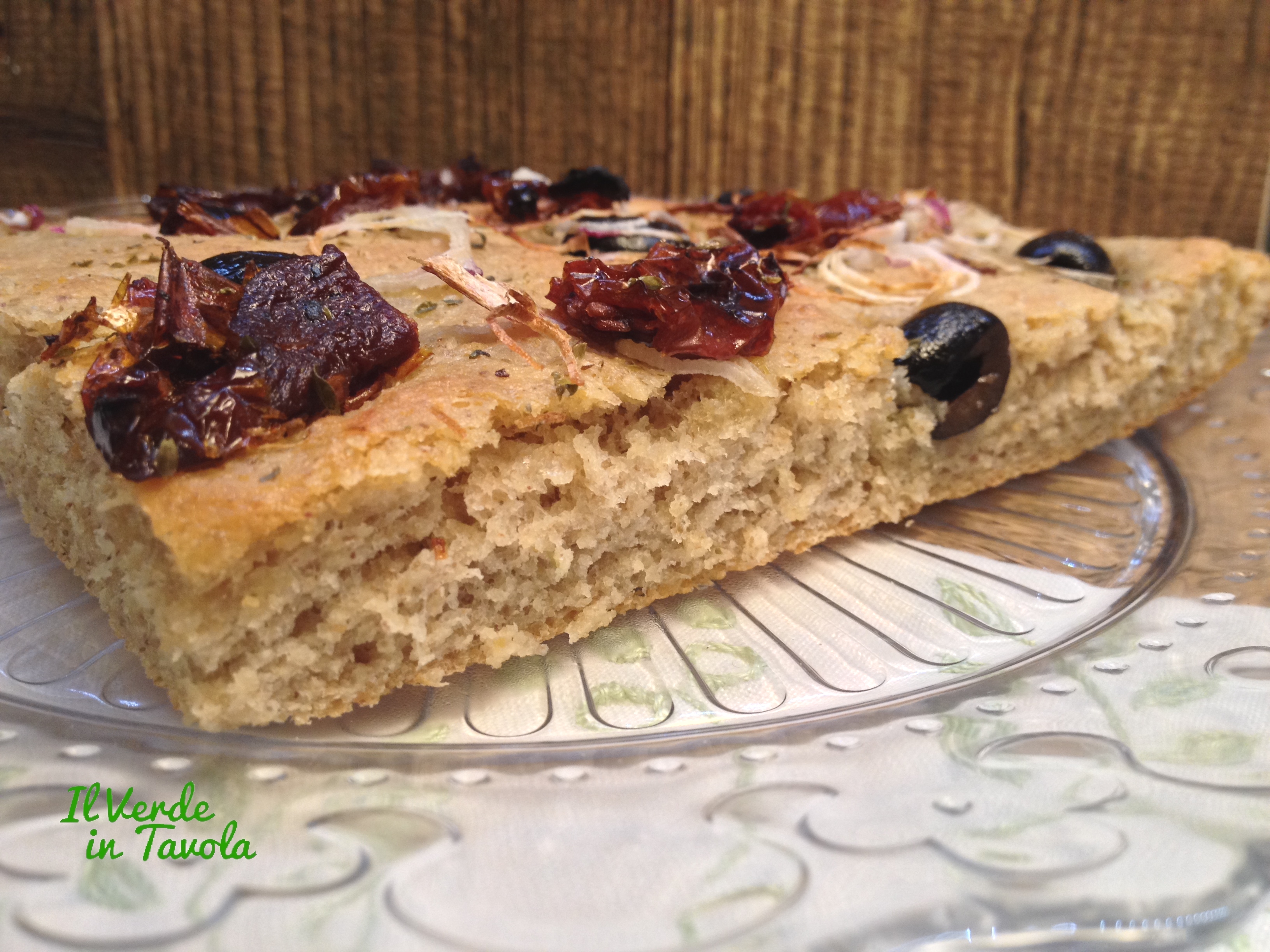 Focaccia con farina di lenticchie, olive, cipolla e pomodorini secchi