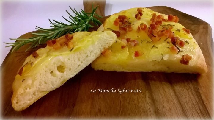 Focaccia con patate e pancetta affumicata