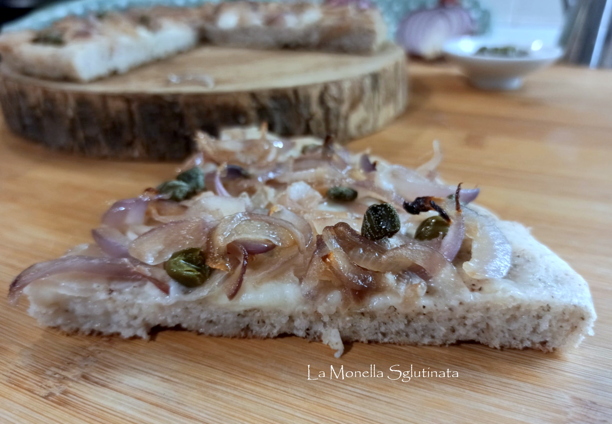Focaccia con saraceno cipolle capperi e acciughe