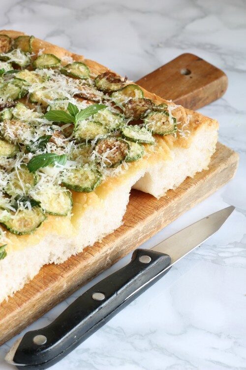 Focaccia con zucchine alla scapece e provolone