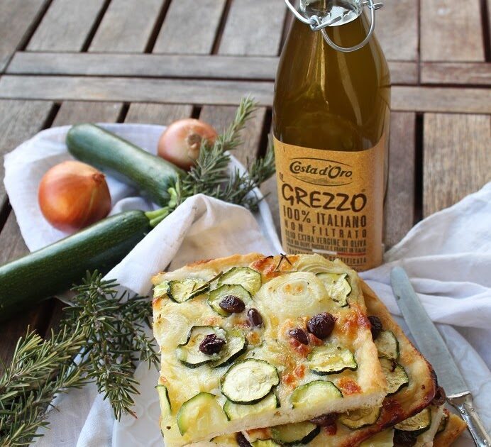 Focaccia con zucchine, cipolle e scamorza