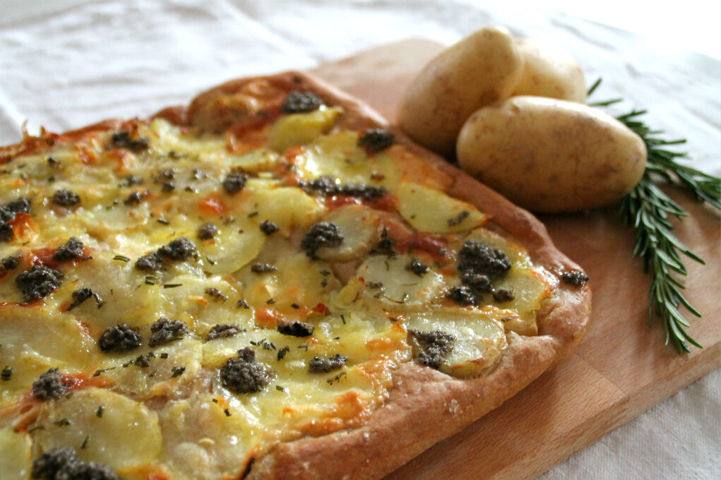 Focaccia di farro con caciotta, patate e tartufo della Valnerina