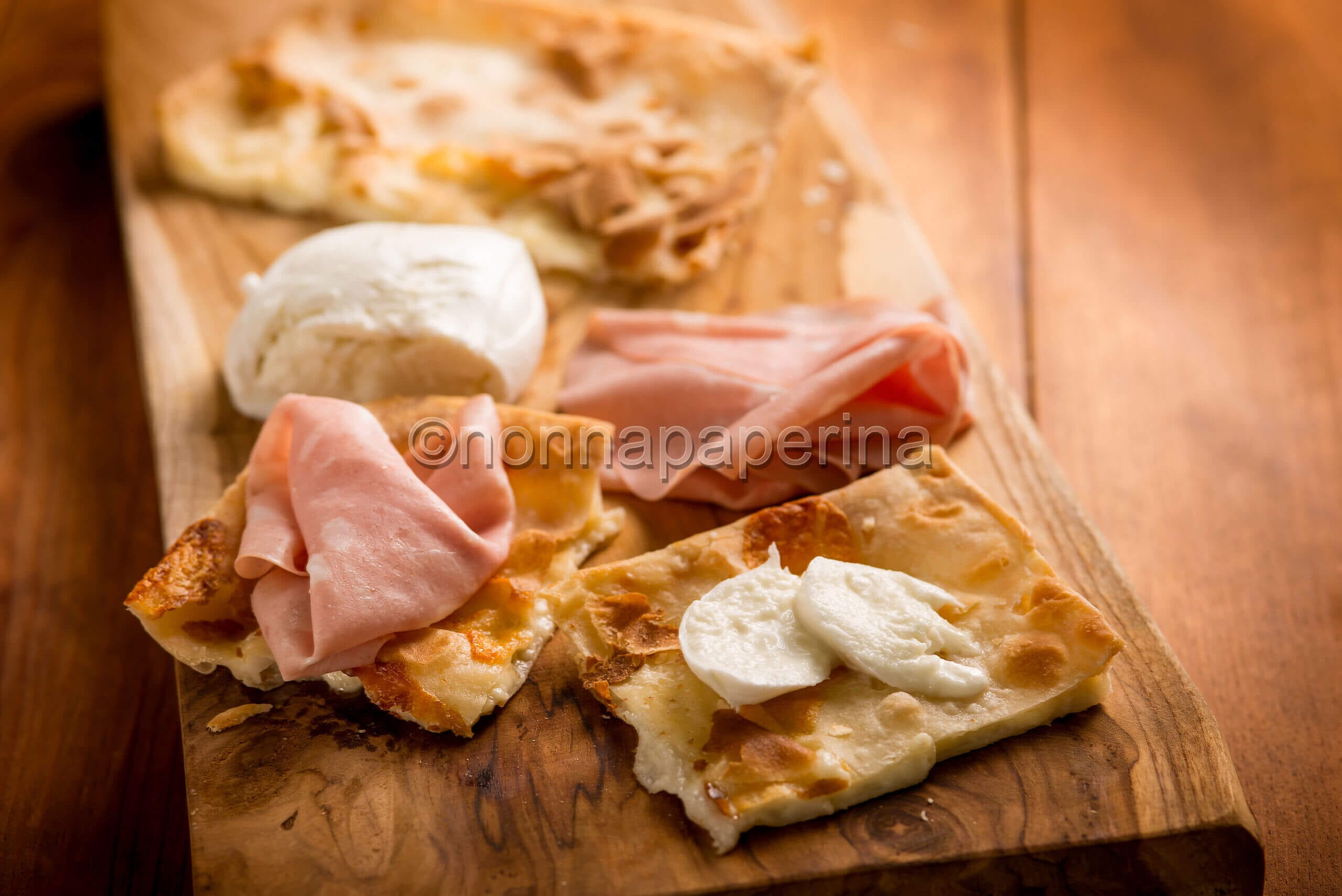 Focaccia di recco con stracchino, ecco la ricetta originale