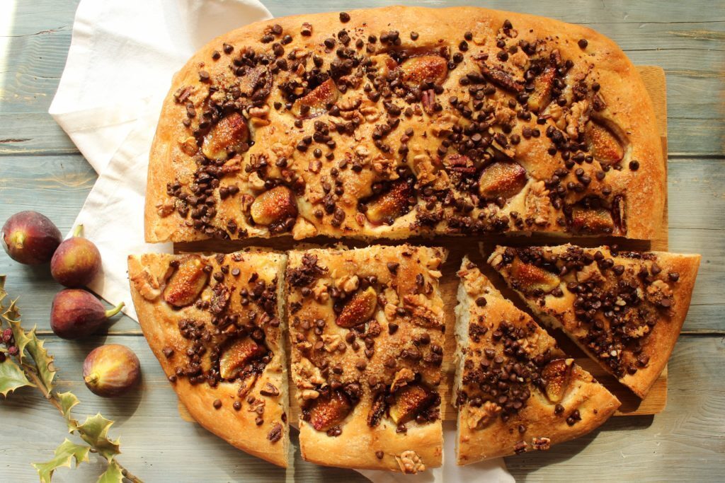 Focaccia dolce con fichi e cioccolato