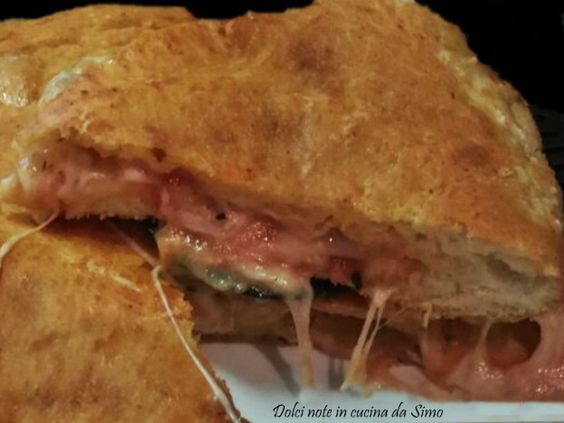 Focaccia farcita al gusto pizza