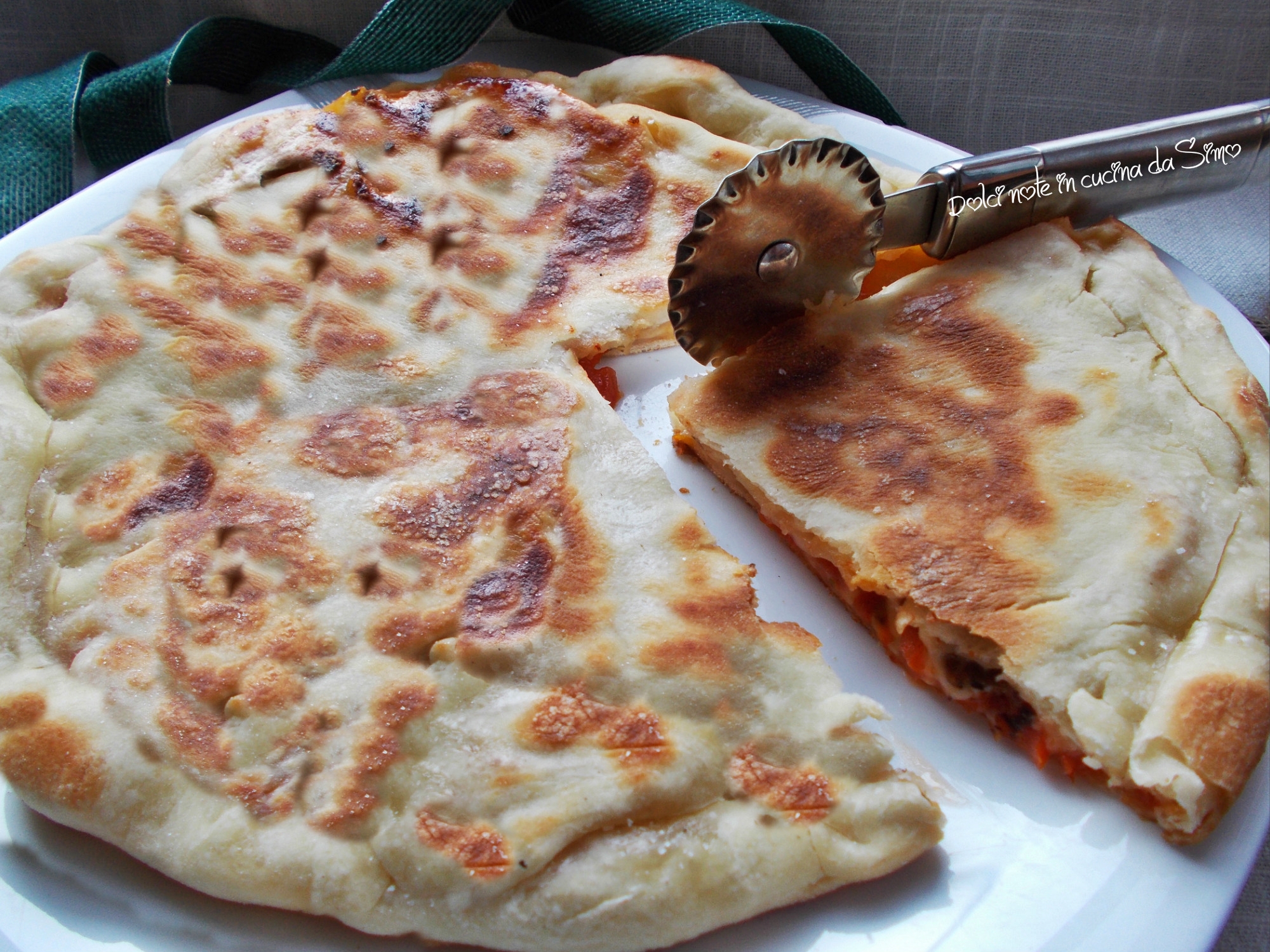 Focaccia farcita con pomodorini e acciughe cotta in padella
