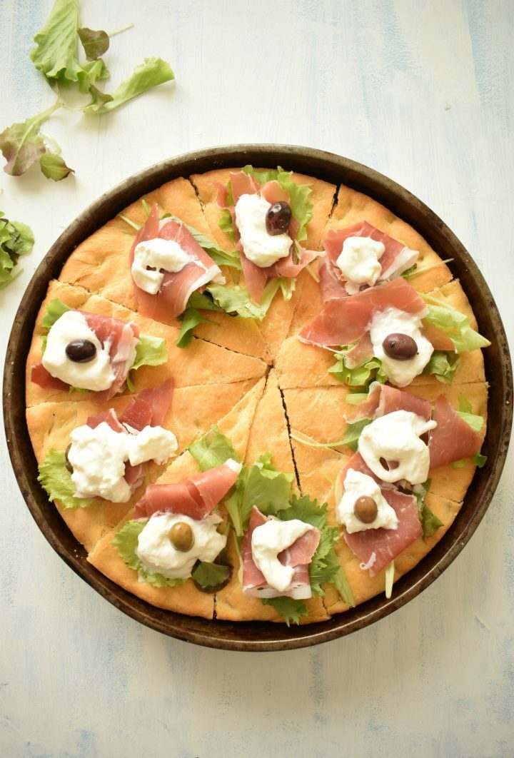 Focaccia Gourmet con prosciutto crudo Dop stracciatella pugliese e olive taggiasche