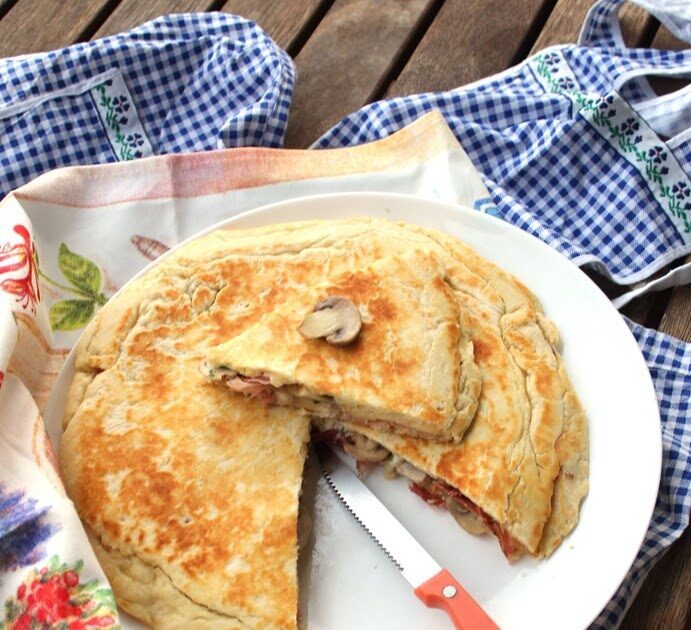 Focaccia in padella con champignon, speck e fontal