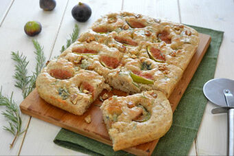 Focaccia integrale senza impasto con fichi, gorgonzola e noci