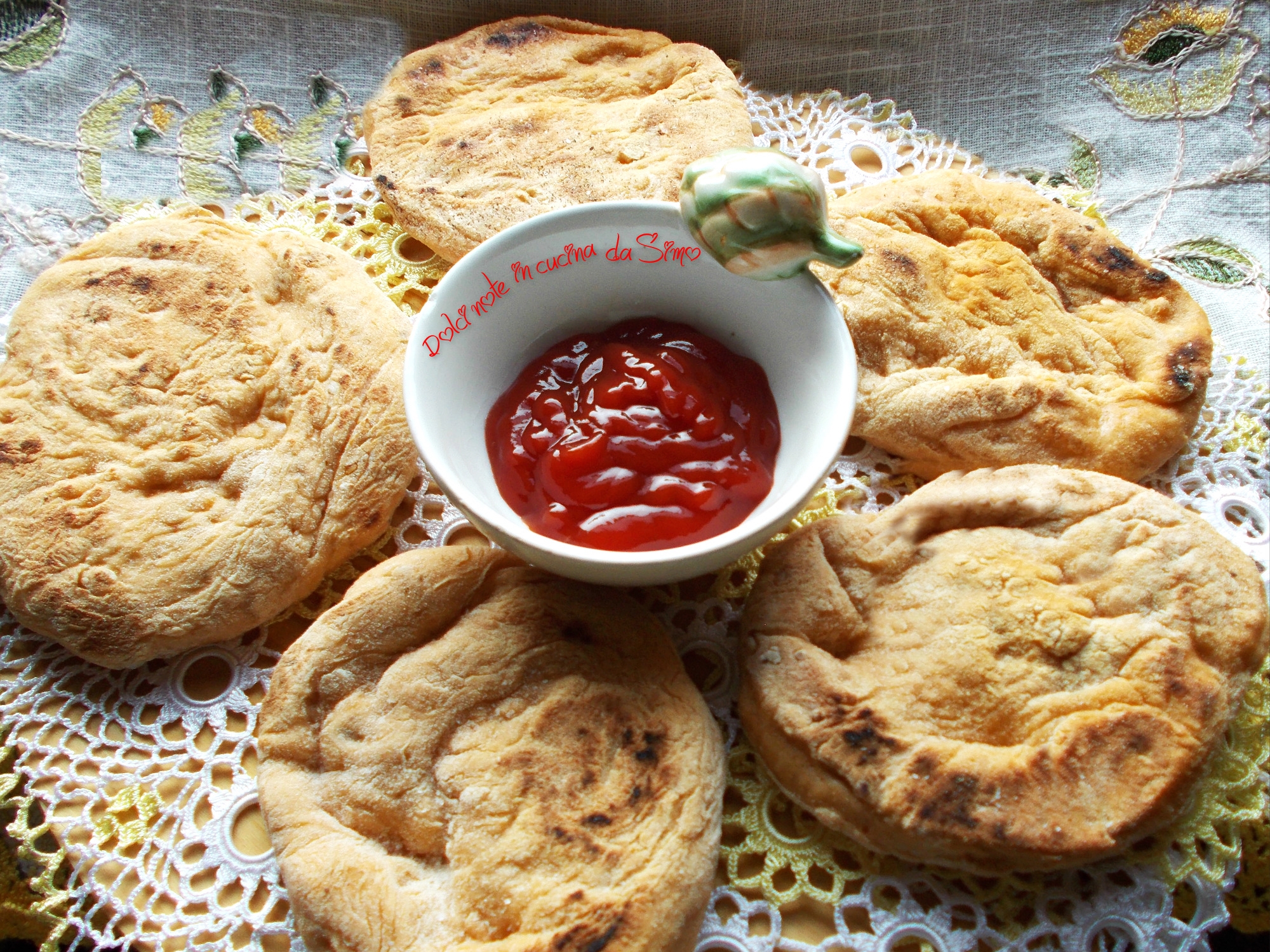 Focaccine ai cereali e ketchup cotte in padella