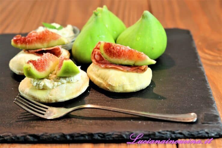 Focaccine al kefir con fichi, ricotta e finocchiona toscana