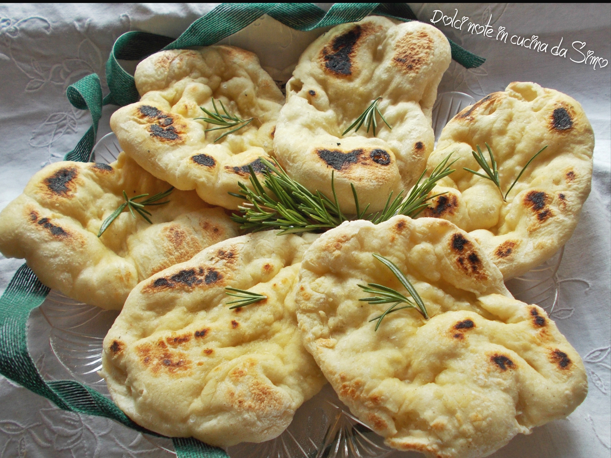 Focaccine al pepe nero e rosmarino cotte in padella