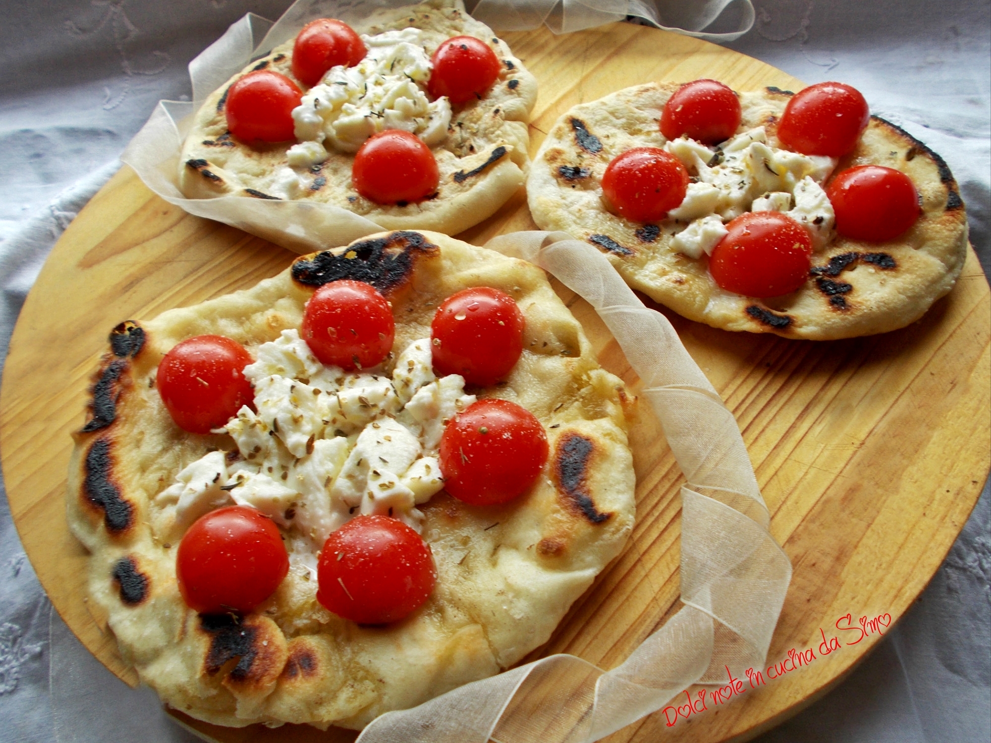 Focaccine con pomodorini e mozzarella cotte in padella