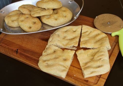 Focaccine di semola in friggitrice ad aria: ideale per le scampagnate, senza dover accendere il forno con questo caldo intenso!