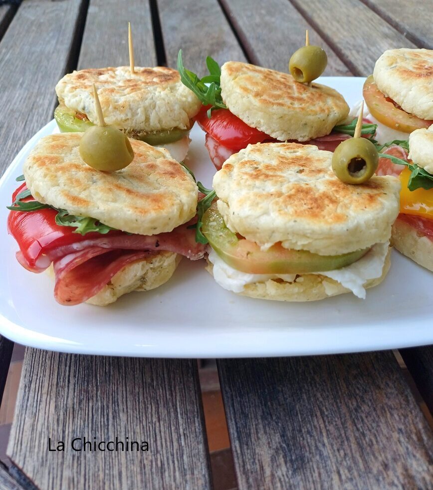 Focaccine in padella con formaggio spalmabile
