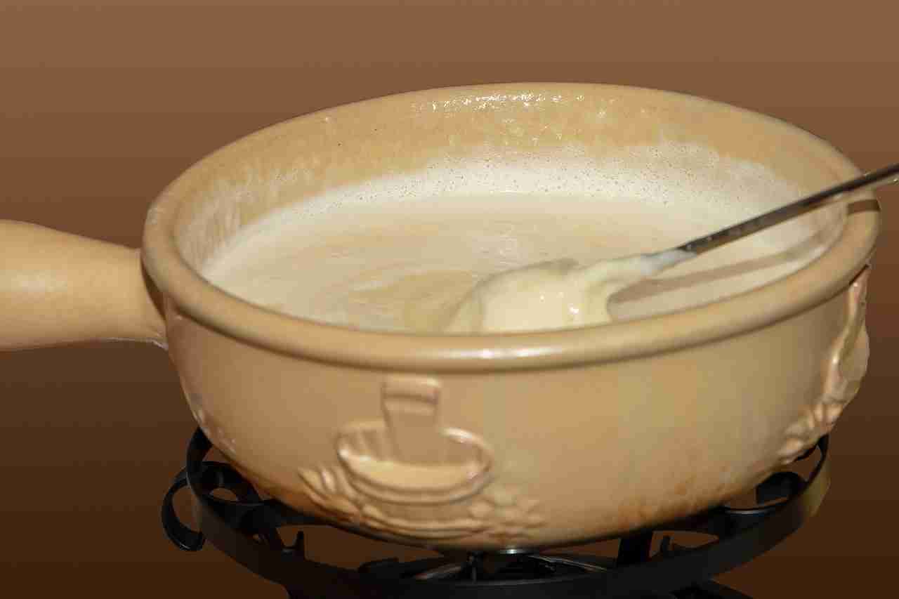 Fonduta di formaggi con tartufo bianco: la fonduta è un piatto conviviale che diventa ancora più speciale con l’aggiunta del tartufo bianco