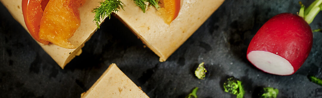 Formaggio vegan al cocco con germogli di broccolo