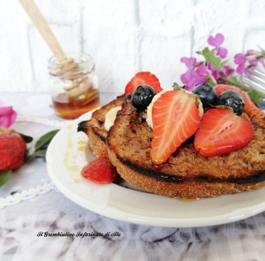 French toast ai frutti rossi e miele