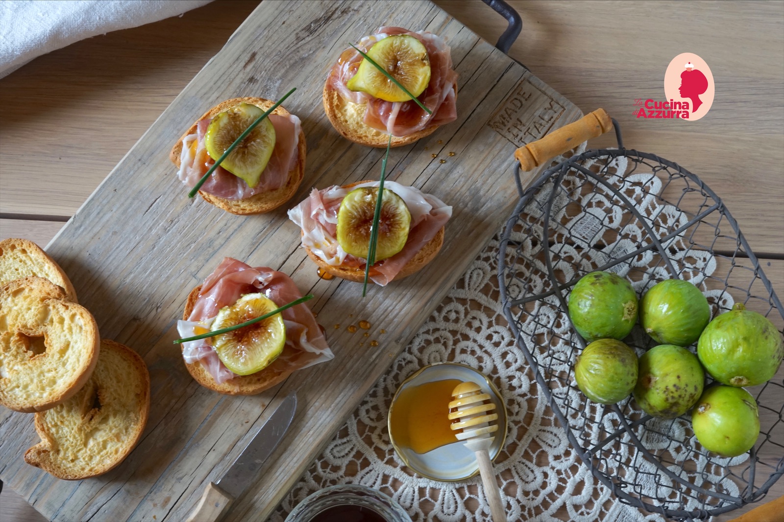 Friselle, fichi, prosciutto di parma e miele di castagno