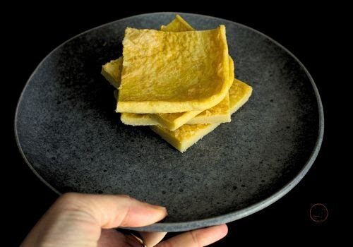 Frittata senza uova, farina di ceci, soia e cotta in friggitrice ad aria: ma quindi di cosa è fatta?