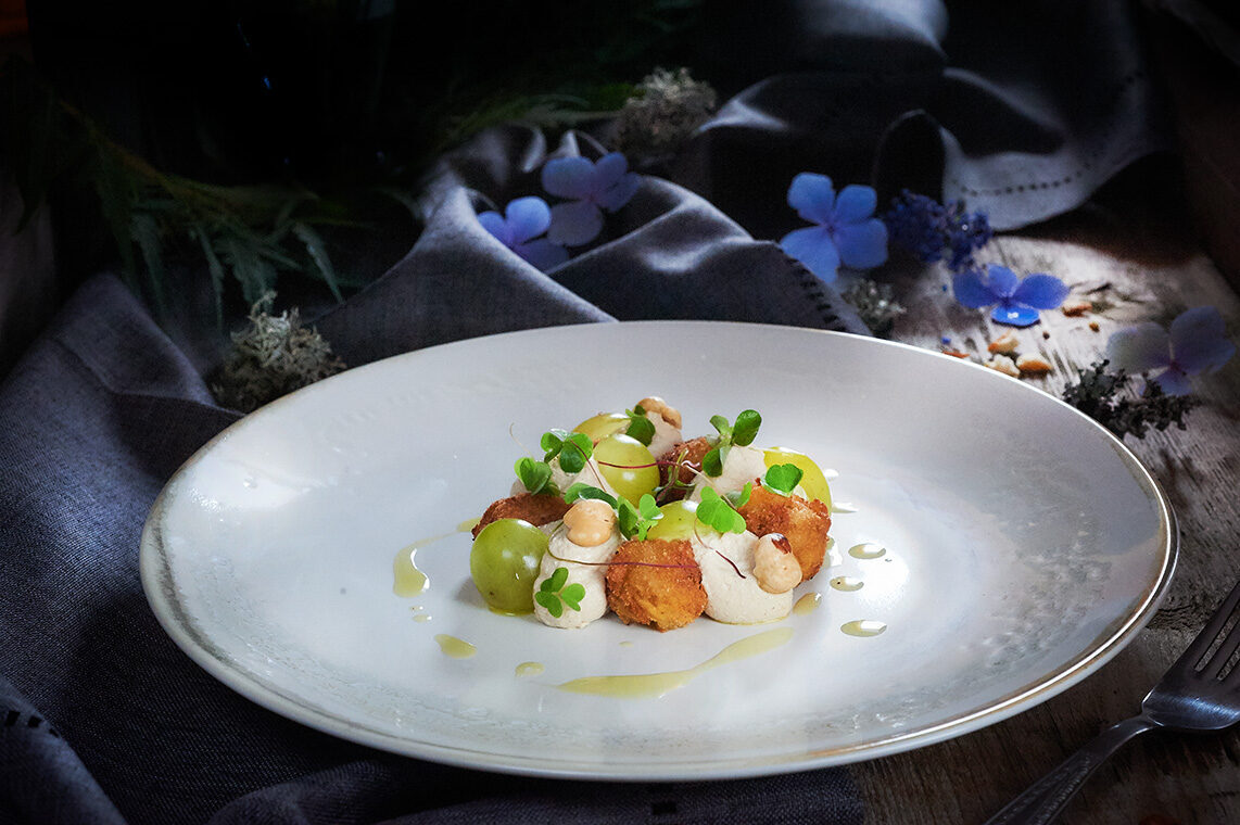 Fritto di bosco con crema di nocciole e uva
