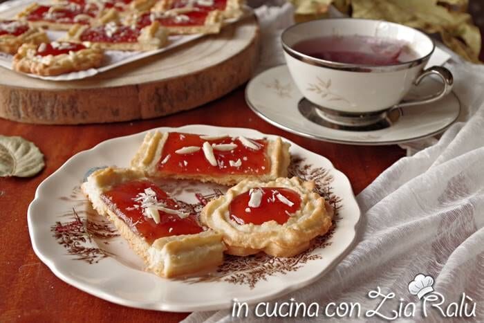 Frollini con glassa di mandorle e marmellata